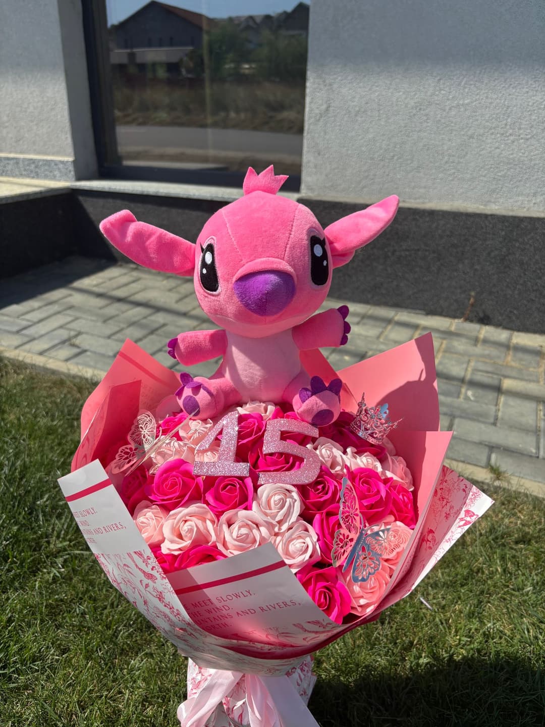 Buchet modern de trandafiri cu ambalaj personalizat