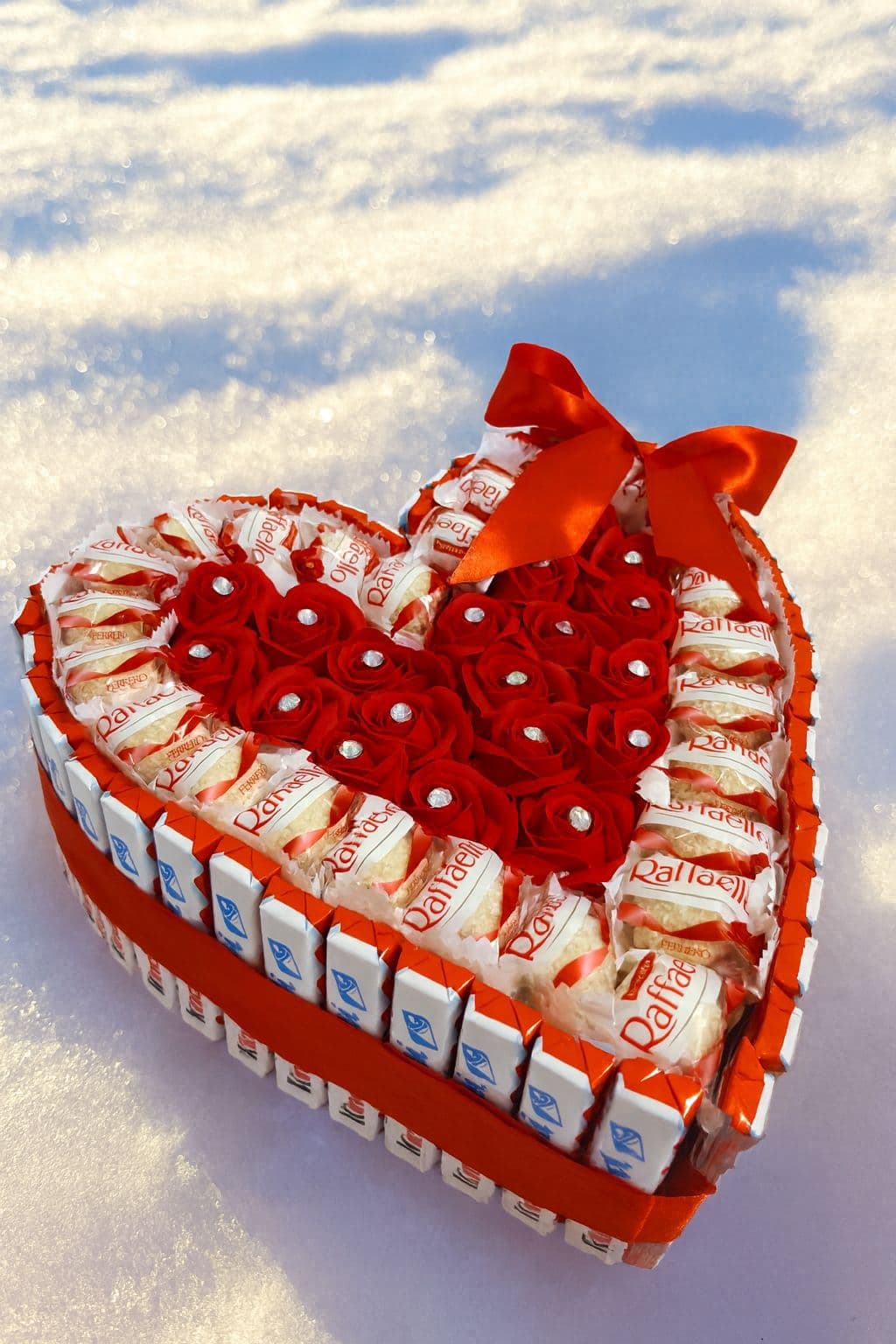 Buchet handmade cu trandafiri multicolori și cadouri