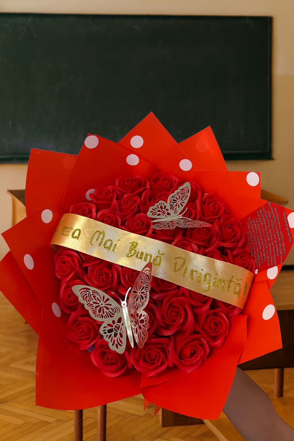 Buchet unicat de trandafiri cu ursuleț de pluș